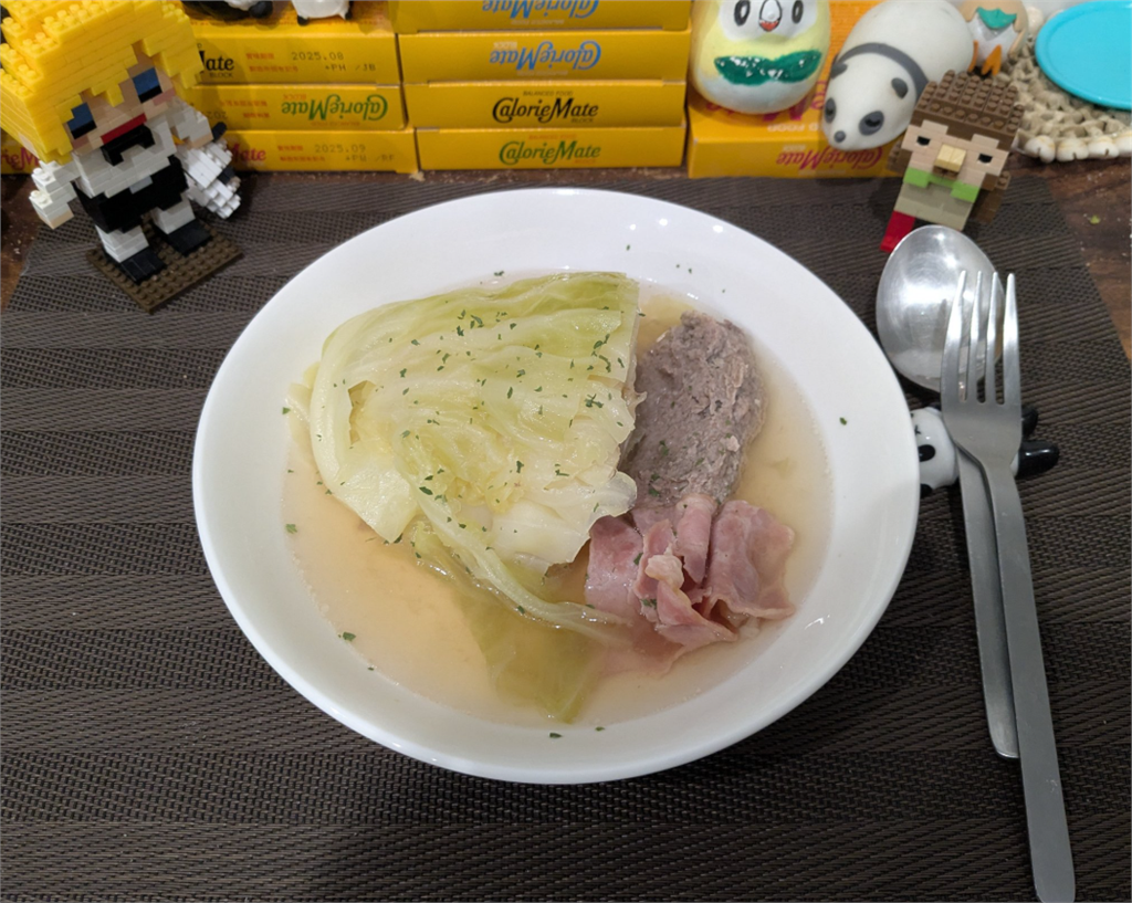 日男把高麗菜玩壞!網見黑暗料理嚇:會爆炸嗎? 他把高麗菜「塞滿1食材」成黑暗料理!網一看嚇壞:吃了會爆炸嗎?