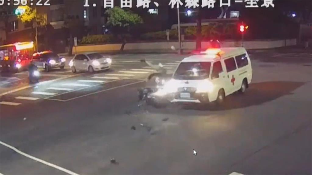 民間救護車闖紅燈兩女騎士撞上　三人送醫