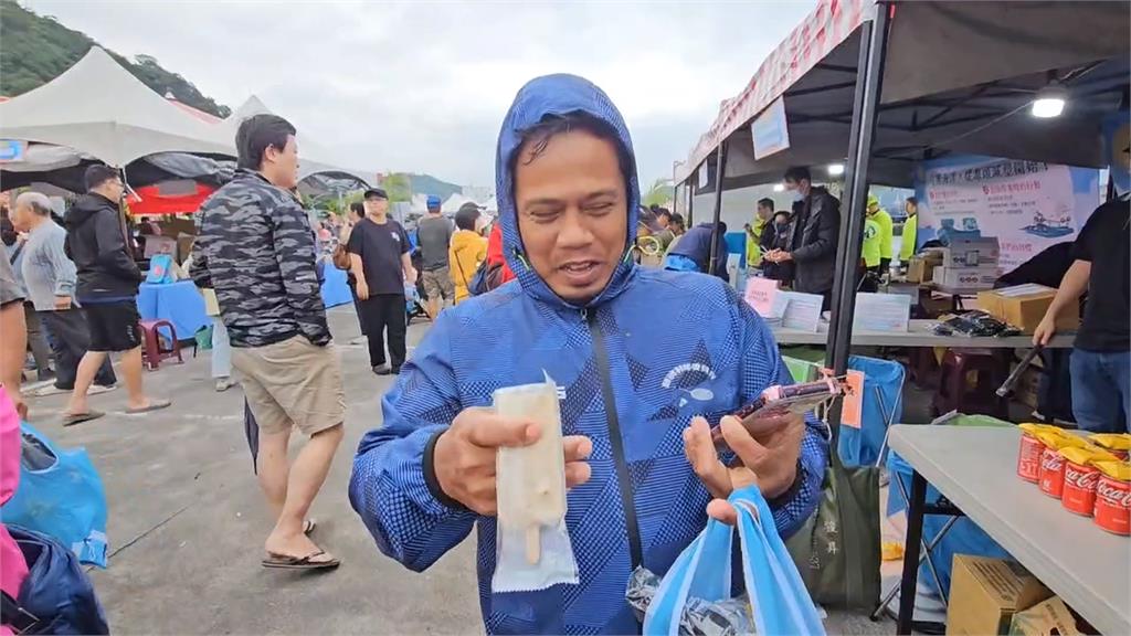「水上鋼鐵人」揭序幕 南方澳鯖魚節大啖烤魚、烤蝦餅