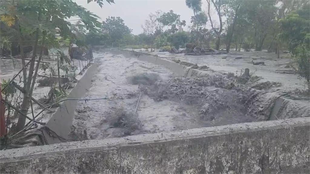 花蓮馬太鞍溪暴漲 泥流沖進明利村車漂.屋毀