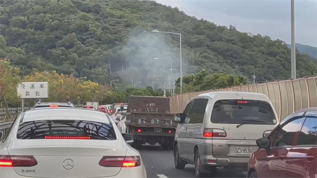 雪隧火燒車　車上3人及時逃出無傷亡　一度雙向封閉　車輛回堵塞爆