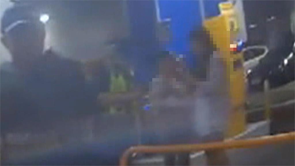 46歲男失控逼車引警關切　酒駕露餡竟砸千鈔「求和解」