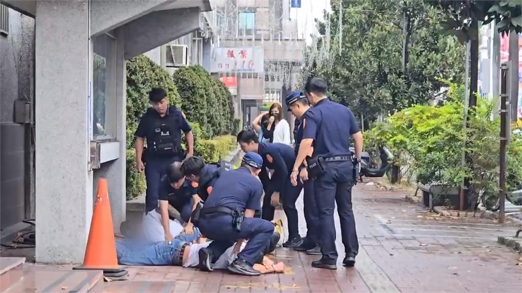 太囂張！　警察局旁空地談判　3男持球棒砸車還對警叫囂