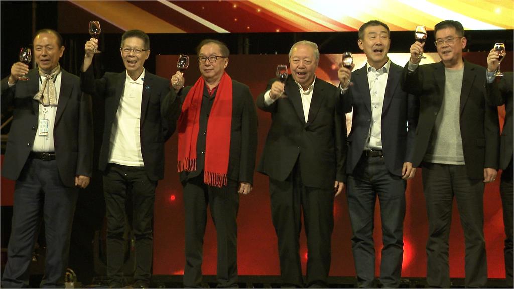 任賢齊來了! 廣達尾牙席開千桌 董事長加碼3百萬 任賢齊來了!廣達尾牙席開千桌 董事長阿莎力加碼3百萬抽獎