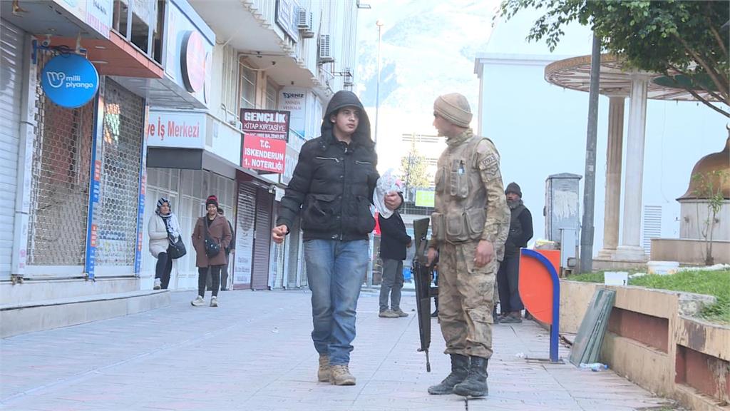 土耳其災後治安事件頻傳　軍警大街持槍巡邏戒備