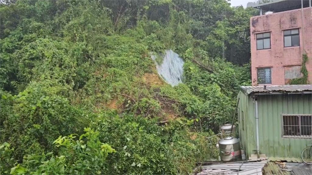 基隆連日大雨釀土石流 10噸重落石砸民宅屋頂傳巨響