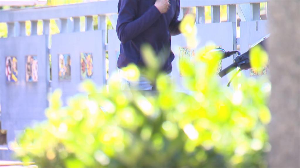 中國女直播主連日現身校門外 「偷拍學童」 高雄也出沒