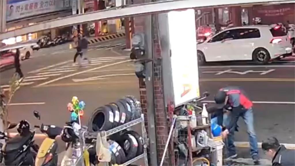 台南男「隨機砍人」1男1女大出血倒地！狂衝「派出所前遭壓制」第一視角曝光