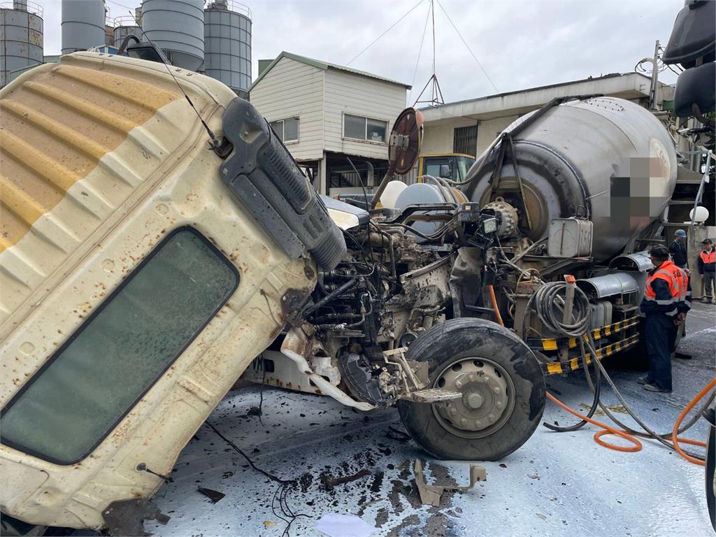 牛奶漏滿地！槽車撞水泥車猛翻180度　路人「夾縫逃生」畫面超驚險