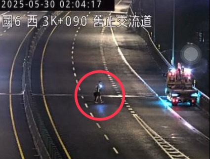 快新聞/危險!93歲失智翁誤闖國道6號 警察、拖吊車司機協力暖心護送回家