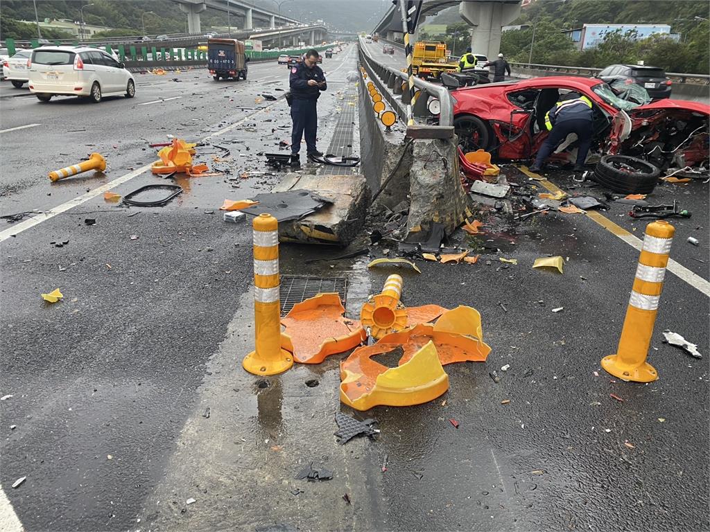 快新聞／最新！國1泰山轉接道保時捷自撞　車頭全毀、駕駛噴飛車外