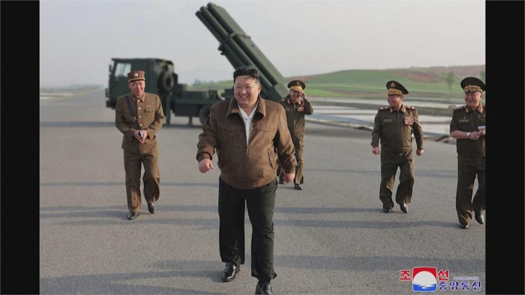 北朝鮮試射「升級版」多管火箭砲 金正恩親視察