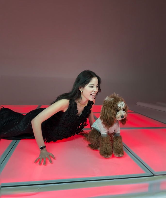 歐陽娜娜化身「黑白雙煞」現身微博之夜！側邊「大開鏤空」肉色嫩肌全看光