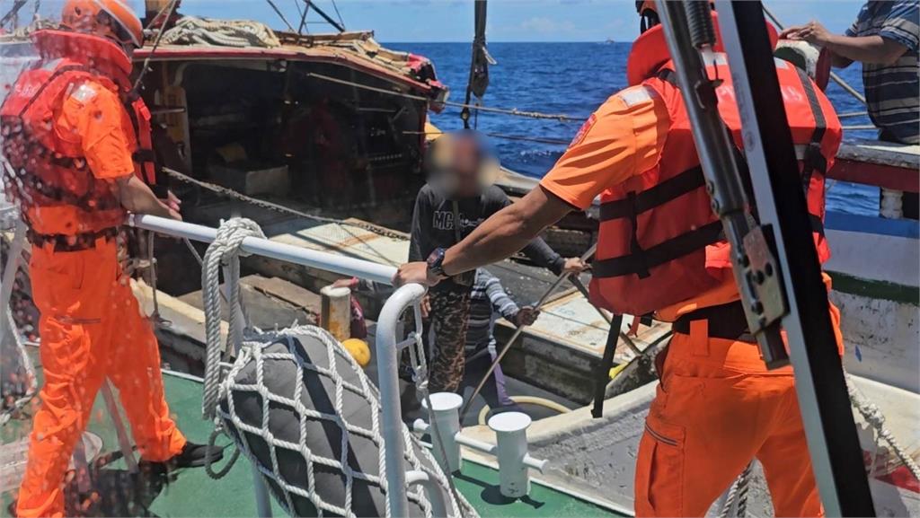 快新聞／中國漁船擦撞我漁船後「蛇行」逃逸　海巡艦緊追水砲攔停