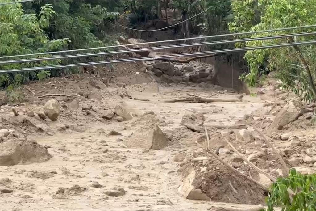 快新聞/南投水里下午連續發生土石流 道路中斷37戶80人受困