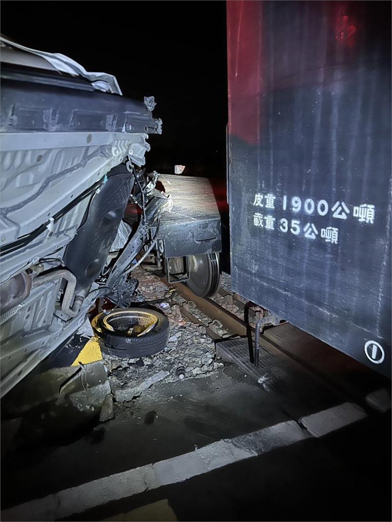 快新聞／離譜副站長！疑翹班闖平交道撞火車　台鐵：究責懲處