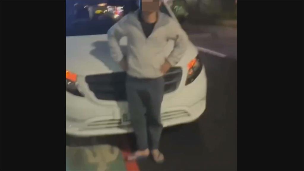 紅線臨停還佔人行道!淡水男與行人爆口角 違停再先還反嗆:正義魔人