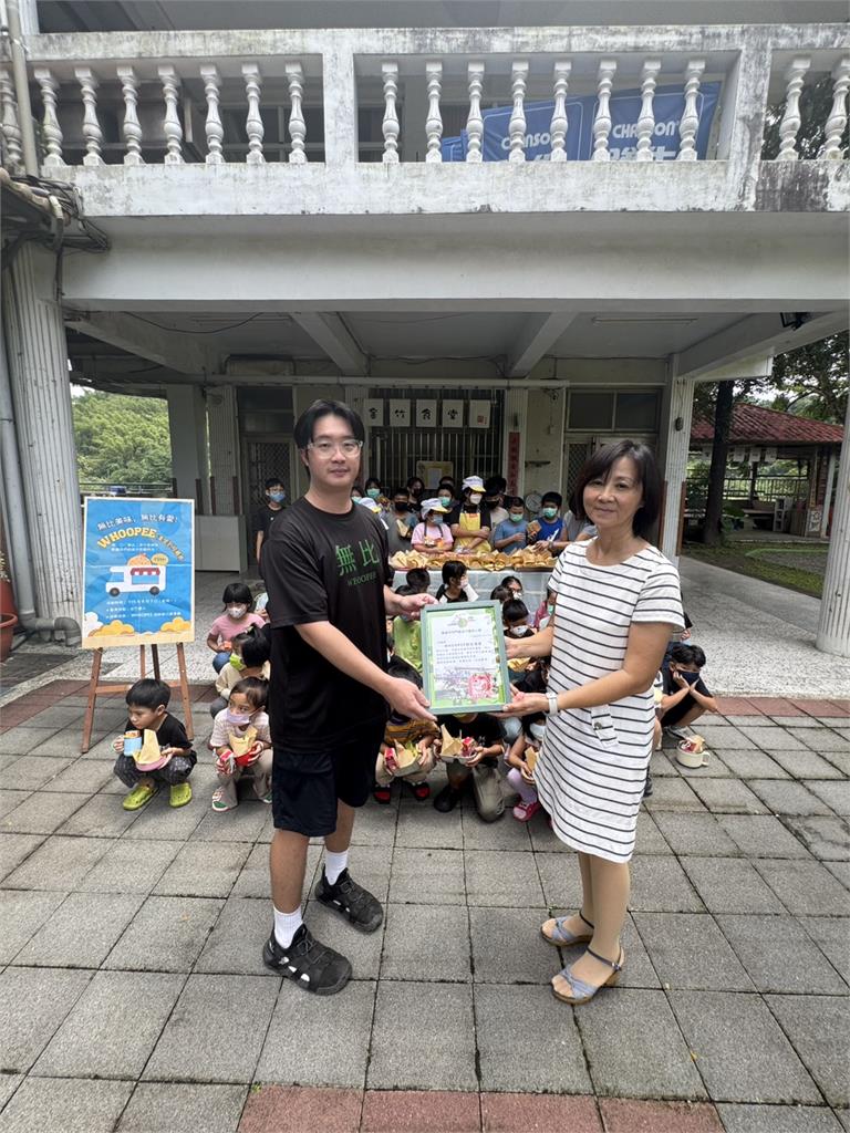 21天豪雨後迎來陽光！無比漢堡走進內門偏鄉　免費請全校師生吃手作漢堡
