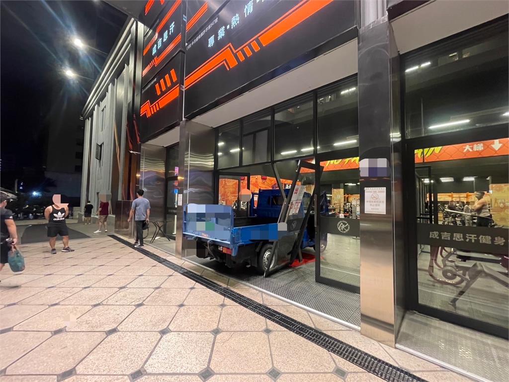 快新聞／碰！疑似尋仇　館長台中健身房遭貨車「撞破大門」