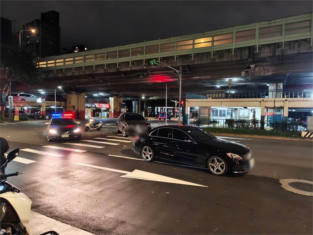 最新／北市行人地獄！建國高架橋下2車「先撞再輾」　行人送醫不治