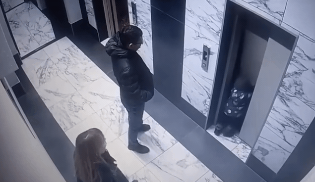 3歲童輕碰門板「瞬間消失」！墜入「1.8公尺電梯井」父跳下救人驚險畫面曝光