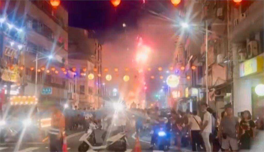 遶境煙火狂炸擾民！　宮廟主委阻擋執法與警爆激烈拉扯