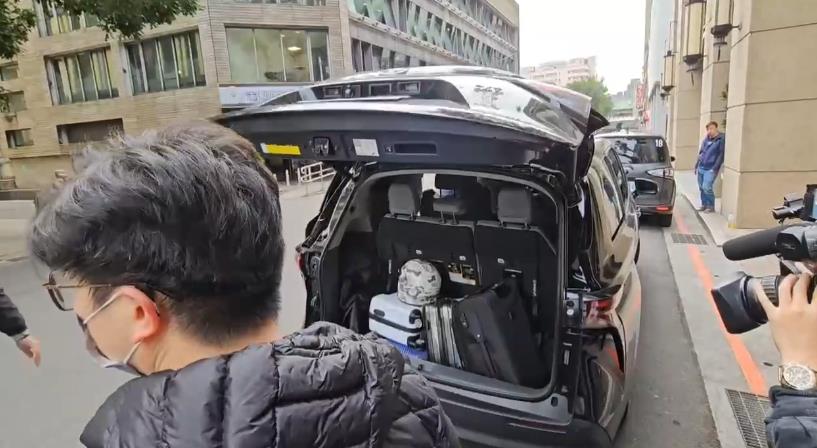快新聞/錢籌到了? 沈慶京律師胡原龍一早現身北院