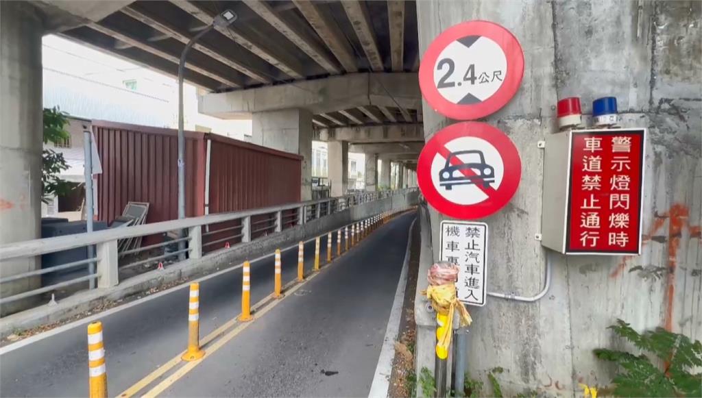 台南新營「汽車誤闖機車道」　騎士無奈被塞住　喊：當地日常