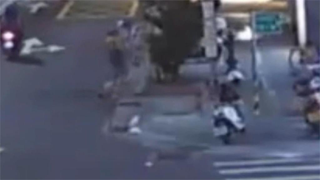 怪男扛YouBike砸布告欄、咆哮 被逮親揭「離譜原因」