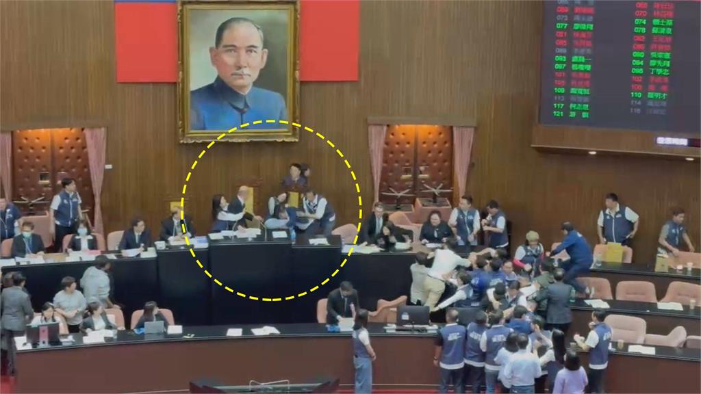 院長我來保護!鍾佳濱主席台抱摔陳菁徽 女藍委「環抱韓國瑜」救駕