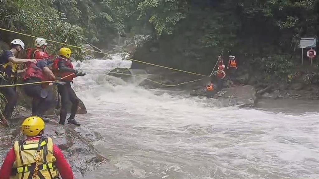 南澳金岳瀑布溪水暴漲　溯溪9人驚險脫困