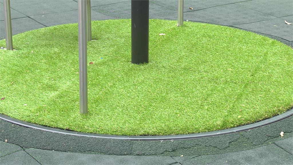好心疼!高溫曝曬公園轉盤 1歲女童右腿被灼傷