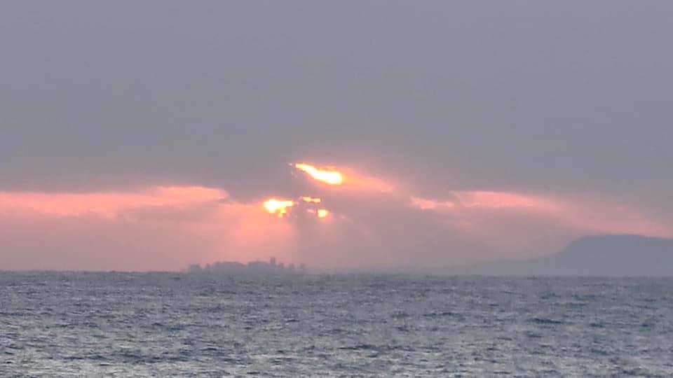 快新聞／旅遊達人拍到綠島左側海面出現「海市蜃樓」　氣象站給答案
