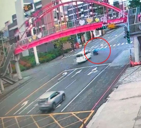 彰化駕駛疑鬼切撞民間救護車　消防隊就在旁邊「即刻救援」