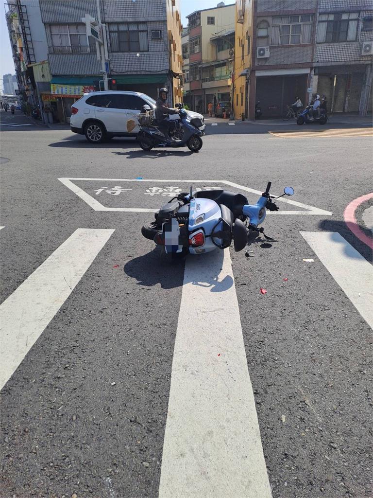 快新聞／又是七旬老翁！高雄75歲駕駛闖紅燈「暴衝」撞5機車