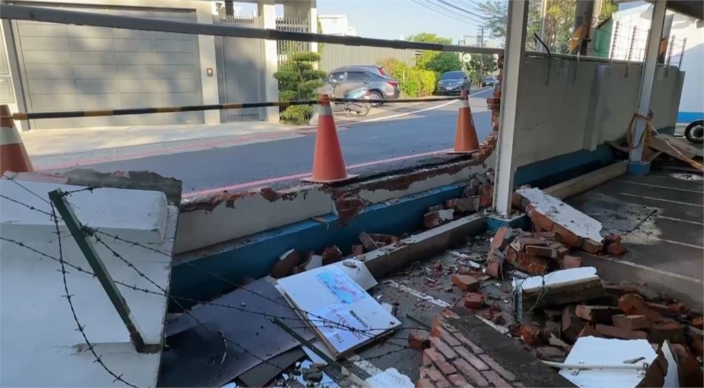 雲林虎尾揚子中學不速之客？　轎車不明原因自撞圍牆