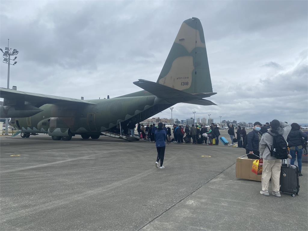 快新聞／民航局出動「C-130運輸機」 　助70位民眾回金門過年