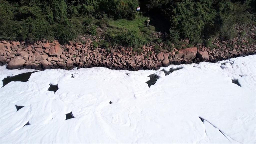 巴西驚見「泡泡河」又臭又噁心　環保人士警告空氣惡臭恐傷害人體