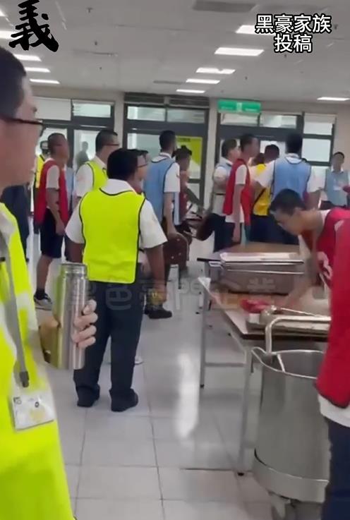 替代役飯堂開打「椅子起飛」！影片曝光網全喊：給我轉正「去當兵」
