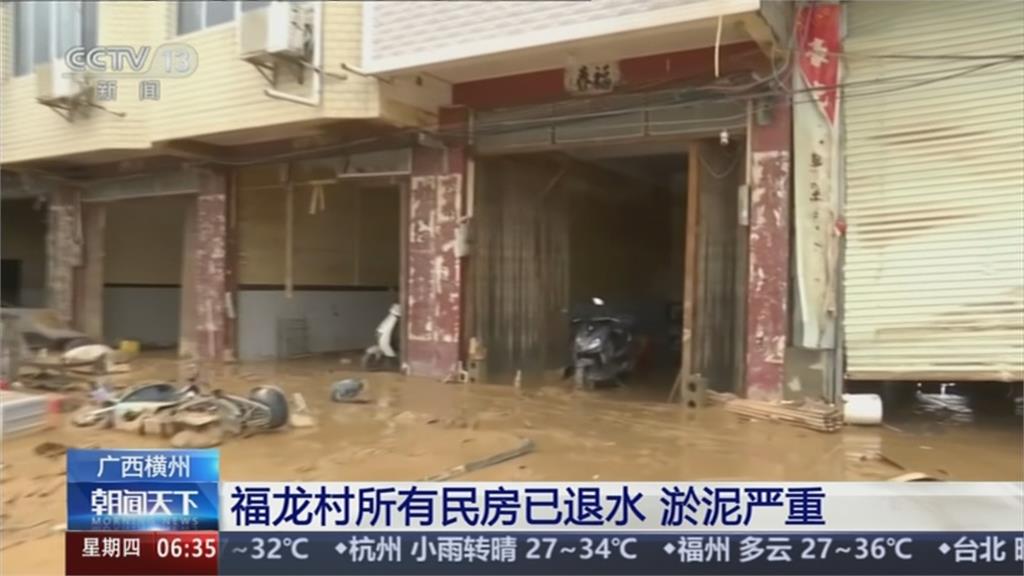 廣西暴雨成災上萬師生受困 搜救人員橡皮艇救援