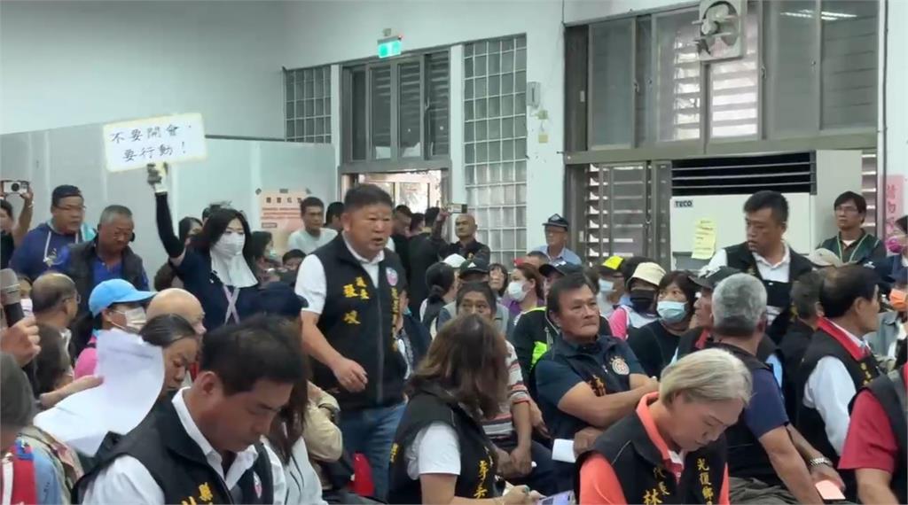 傅崐萁被踹桌「突喊1句道歉」!猛攻張峻「花蓮民主之恥」翻車惹怒網:怎有臉