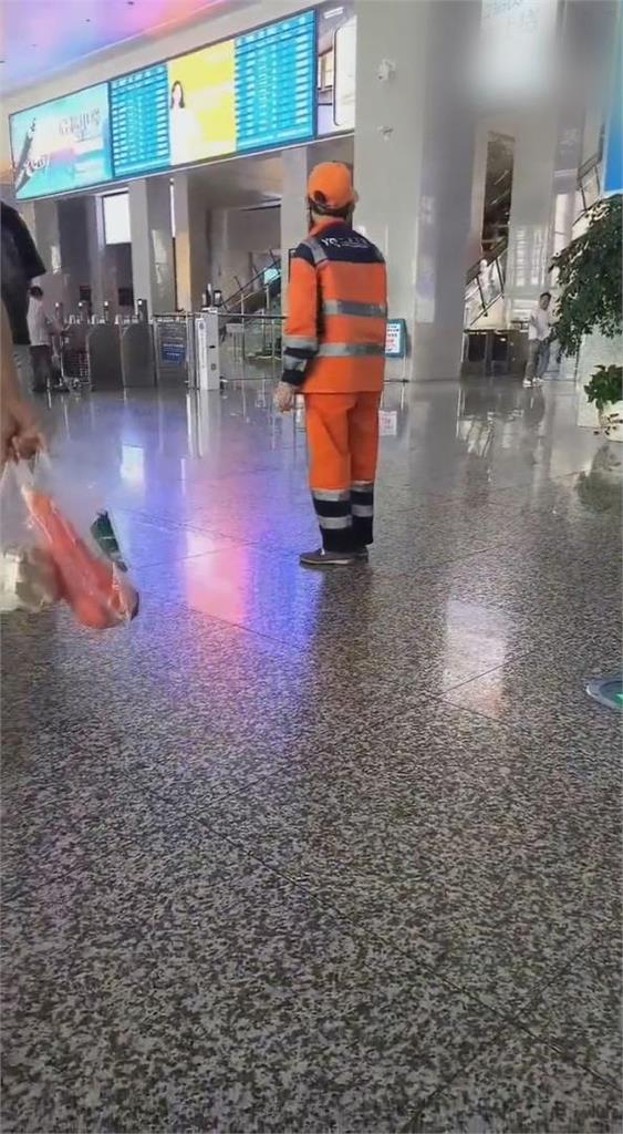 中國清潔員弄髒旅客衣服　被索賠突下跪磕頭