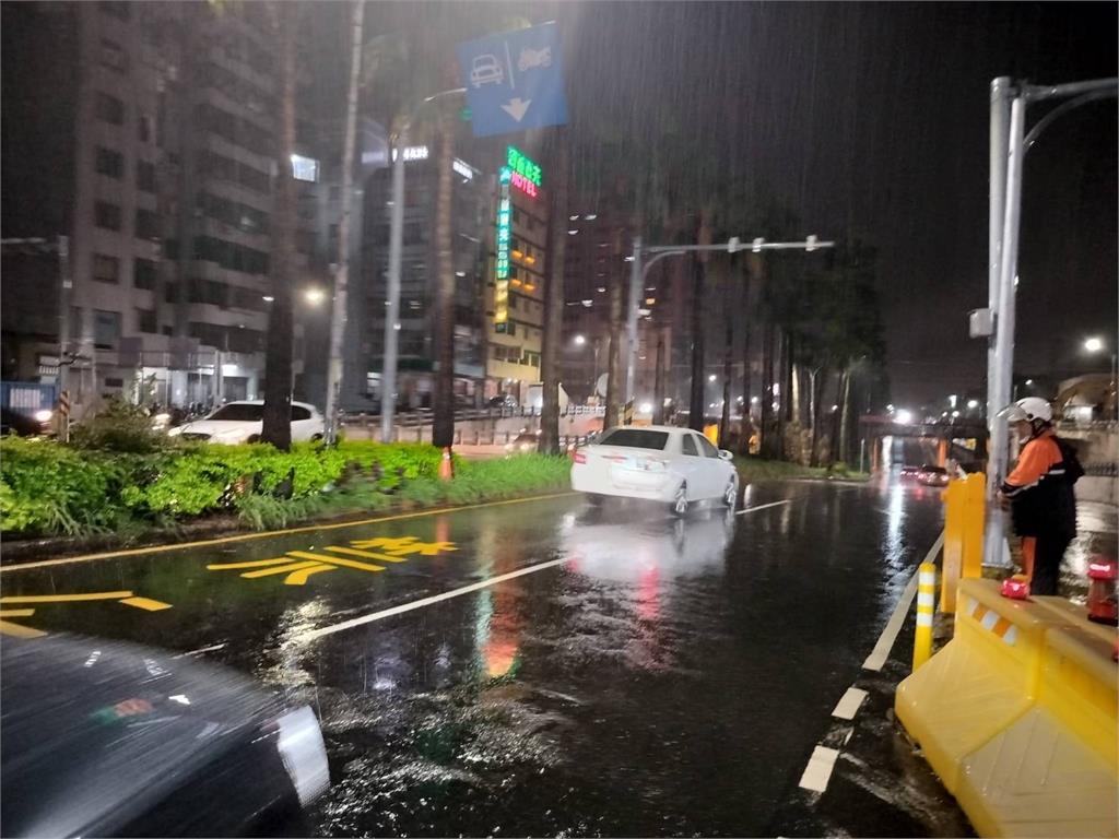 雨彈狂炸台南多處淹水 抽水82萬噸交通恢復