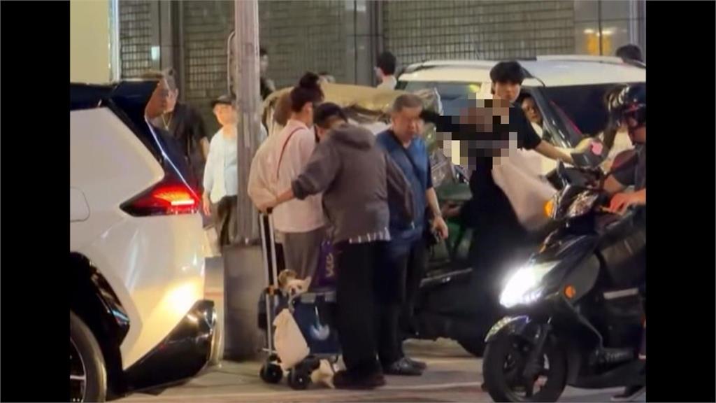 遛狗驚魂!翁看狗可愛想摸遭飼主制止 竟爆氣扛腳踏車砸