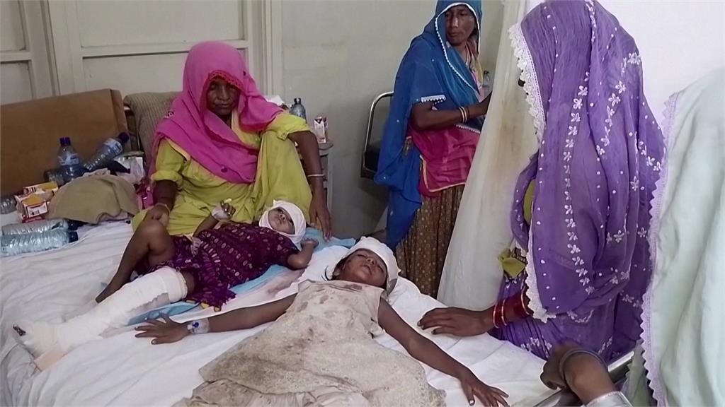 巴基斯坦火車出軌釀30死　家屬悲喊：我丈夫跟兒子沒了