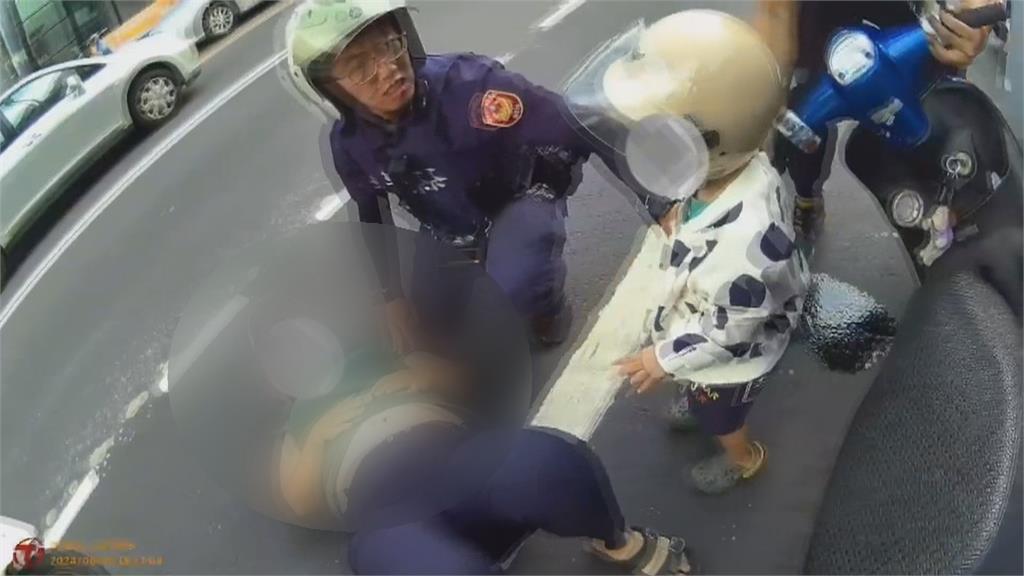 即刻救援！　孕婦載男童連人帶車倒臥警機車前