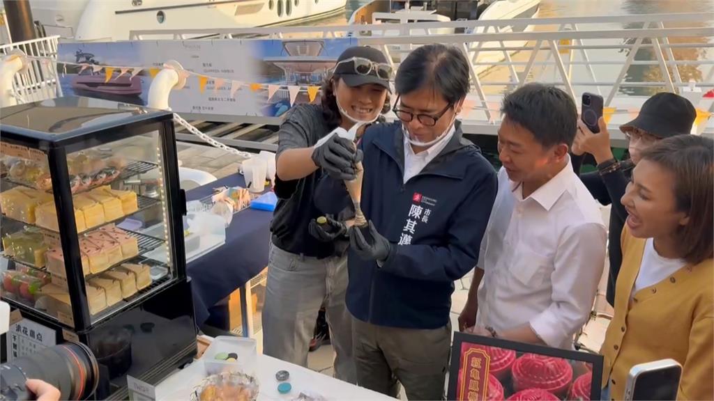 陳其邁出席青創市集活動 「特製馬卡龍」贈許智傑笑到流淚