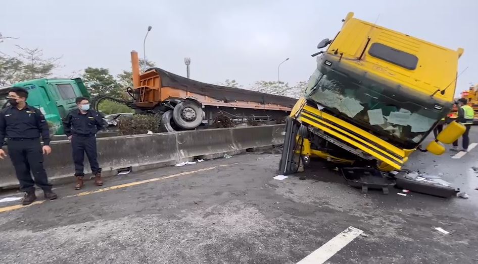 快新聞／國1砂石車、槽車追撞衝對向車道  南、北車流回堵數公里