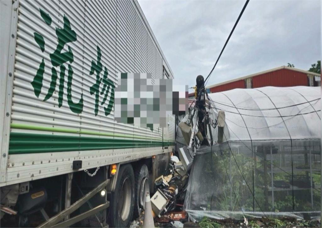 貨車撞電桿！毒駕駕駛「身體狂抖」　往草叢丟喪屍煙彈欲滅證