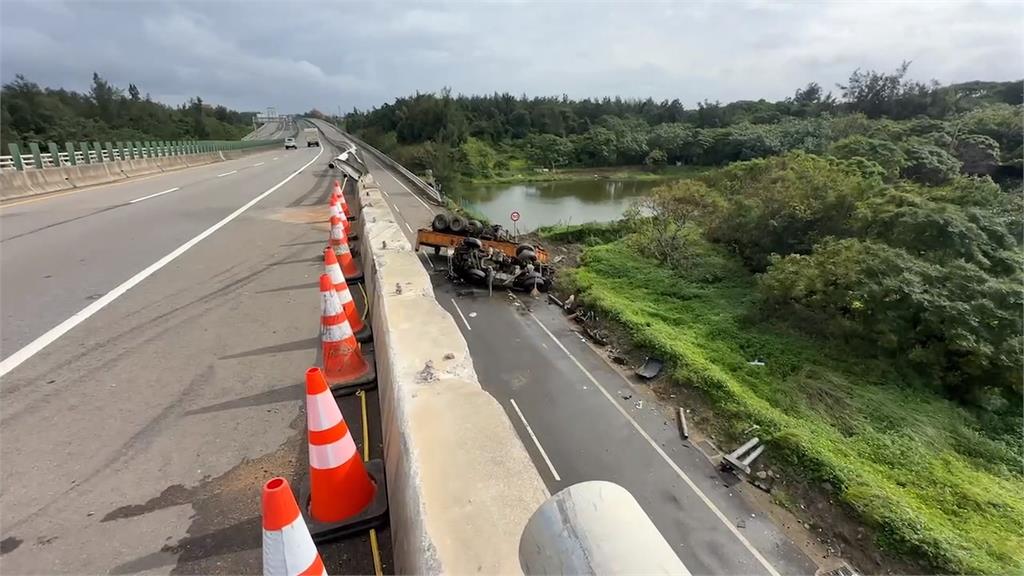追撞警巡邏車還翻落高架橋護欄!砂石車駕駛喪命